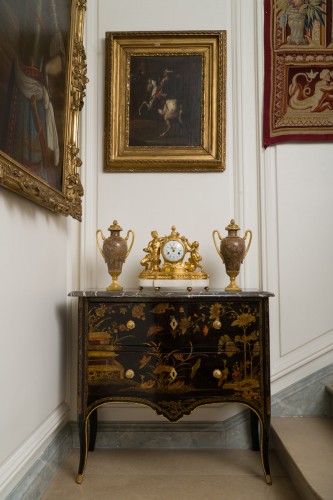 Commode sauteuse d’époque Louis XV, estampillée Delorme, laquée à la manière du japon - Mobilier Style Louis XV