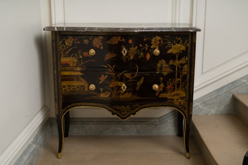Mobilier Commode - Commode sauteuse d’époque Louis XV, estampillée Delorme, laquée à la manière du japon