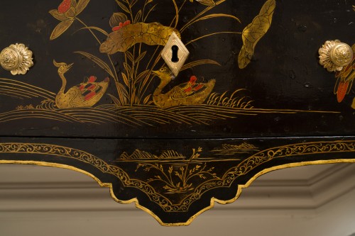 Commode sauteuse d’époque Louis XV, estampillée Delorme, laquée à la manière du japon - Galerie Pellat de Villedon