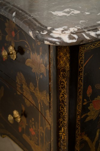 XVIIIe siècle - Commode sauteuse d’époque Louis XV, estampillée Delorme, laquée à la manière du japon
