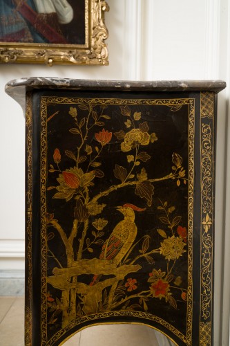 Commode sauteuse d’époque Louis XV, estampillée Delorme, laquée à la manière du japon - Louis XV