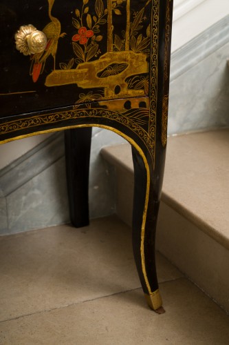 Antiquités - Commode sauteuse d’époque Louis XV, estampillée Delorme, laquée à la manière du japon