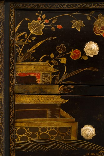 Antiquités - Commode sauteuse d’époque Louis XV, estampillée Delorme, laquée à la manière du japon