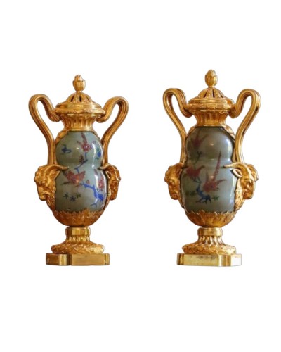 Paire de vases couverts en porcelaine du Japon à fond céladon