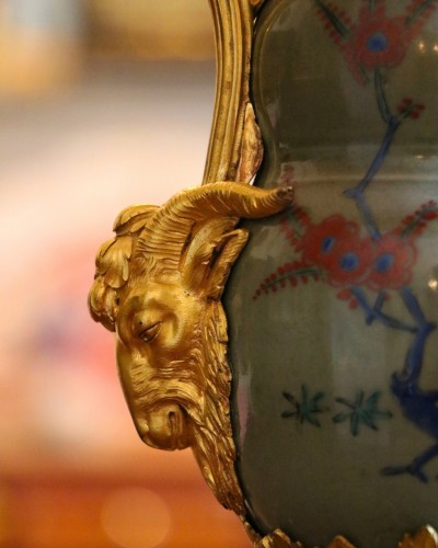 Paire de vases couverts en porcelaine du Japon à fond céladon - Galerie Pellat de Villedon