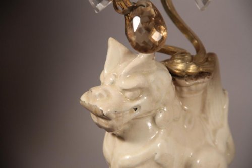 Paire de chiens de Fô Ming montés en candélabres Régence - Céramiques, Porcelaines Style 