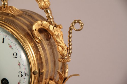 XVIIIe siècle - Pendule en bronze doré de la fin du XVIIIe siècle ornée de phénix