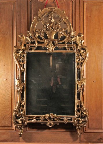 Miroir aux pampres de vigne, bois doré, époque Louis XV
