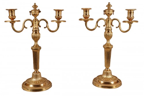 Paire de candélabres à deux bras de lumière, bronze ciselé et doré, époque Louis XVI