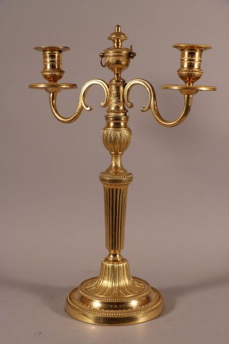 Paire de candélabres à deux bras de lumière, bronze ciselé et doré, époque Louis XVI - Luminaires Style Louis XVI