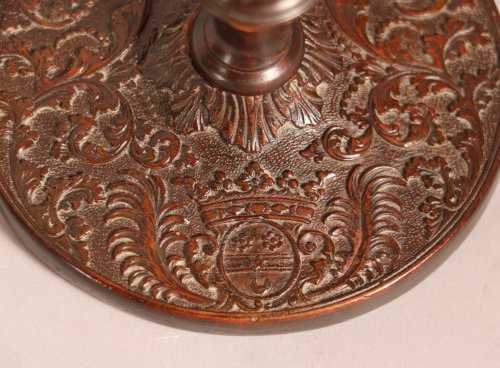 Luminaires Bougeoirs et Chandeliers - Flambeau de toilette en bois sculpté, vers 1700, attribué à César Bagard