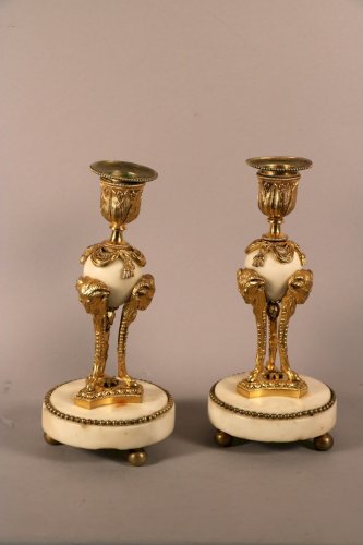 Paire de flambeaux aux protomés de bouc, époque Louis XVI - Luminaires Style Louis XVI