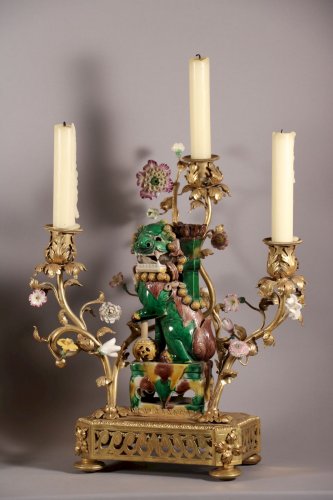 Luminaires Bougeoirs et Chandeliers - Paire de candélabres aux chiens de Fô Kangxi, XVIIIe siècle