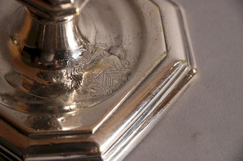 Paire de bougeoirs en métal argenté, époque Louis XIV Régence - Luminaires Style Régence