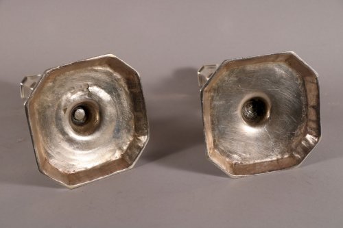 Luminaires Bougeoirs et Chandeliers - Paire de bougeoirs en métal argenté, époque Louis XIV Régence