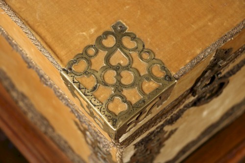 Coffre gainé de soie et piètement, XVIIe siècle - Mobilier Style 