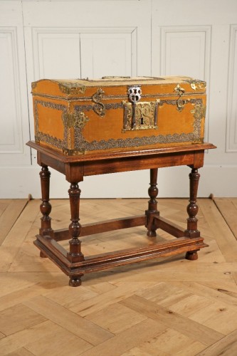 Mobilier Cabinet & Coffre - Coffre gainé de soie et piètement, XVIIe siècle