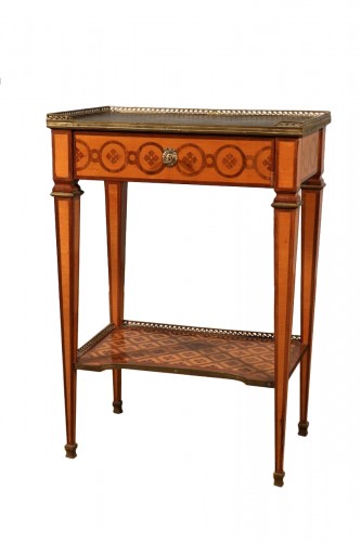 Table à écrire vers 1780 estampillée D. DE . LOOSE