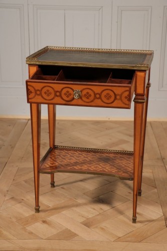 Mobilier Table & Guéridon - Table à écrire vers 1780 estampillée D. DE . LOOSE
