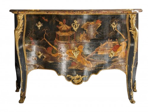 Commode Louis XV en vernis européen, estampillée Adrien Delorme