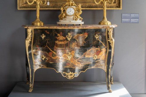 Commode Louis XV en vernis européen, estampillée Adrien Delorme - Mobilier Style Louis XV