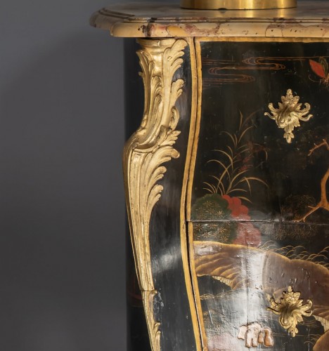 Commode Louis XV en vernis européen, estampillée Adrien Delorme - Galerie Pellat de Villedon