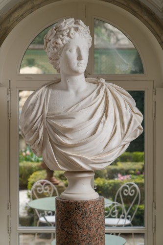 Buste d’Apollon en marbre blanc, XVIIIe siècle - Sculpture Style 