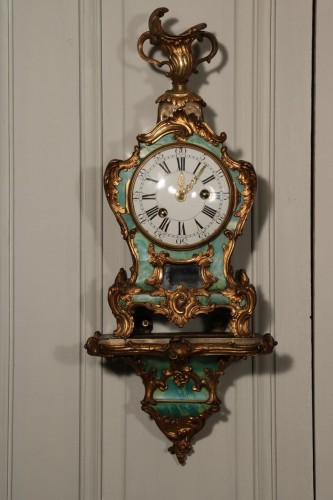 Petit cartel d’alcôve en corne verte - Horlogerie Style Louis XV