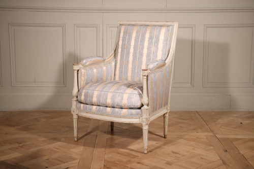 Sièges Fauteuil & Bergère - Paire de bergères laquées blanc estampillée par Jean Baptiste Lelarge