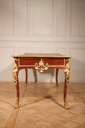 XVIIIe siècle - Un grand bureau plat ouvrant par trois tiroirs en ligne en placage d’amarante