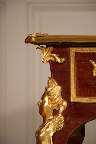 Antiquités - Un grand bureau plat ouvrant par trois tiroirs en ligne en placage d’amarante