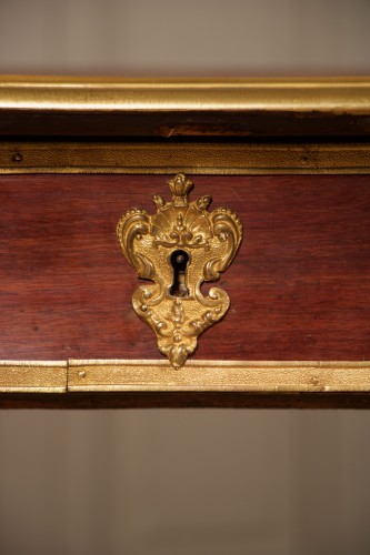 Antiquités - Un grand bureau plat ouvrant par trois tiroirs en ligne en placage d’amarante