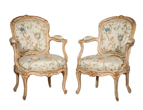 Une paire de fauteuils à châssis laquée et dorée estampillée de Jean-Baptiste Lebas
