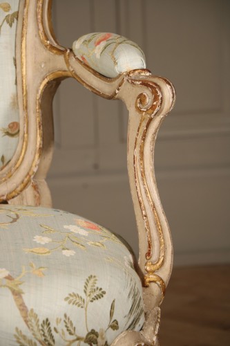 Paire de fauteuils à châssis laquée et dorée estampillée de Jean-Baptiste Lebas - Louis XV
