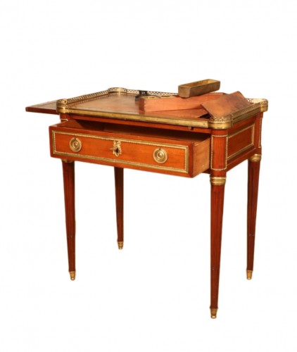 Petit bureau Louis XVI à mécanisme estampillé Georges Kintz