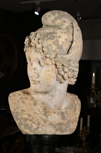 Buste d'Attis en marbre de Carrare - Sculpture Style 
