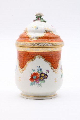 Pot couvert et son présentoir en porcelaine de Vienne appelé « Cherbetlik » - Galerie Pellat de Villedon