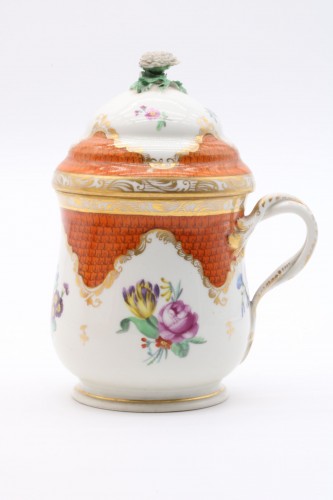 XVIIIe siècle - Pot couvert et son présentoir en porcelaine de Vienne appelé « Cherbetlik »