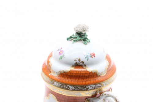 Pot couvert et son présentoir en porcelaine de Vienne appelé « Cherbetlik » - 