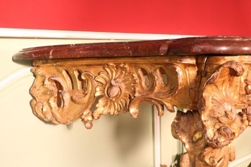 XVIIIe siècle - Console en bois sculpté et doré venant du château de Commarin
