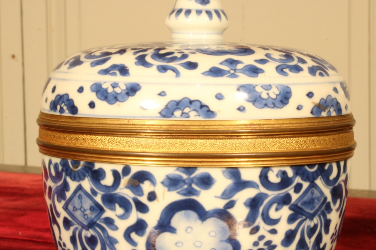 Pot couvert en porcelaine bleue et blanche montée d
