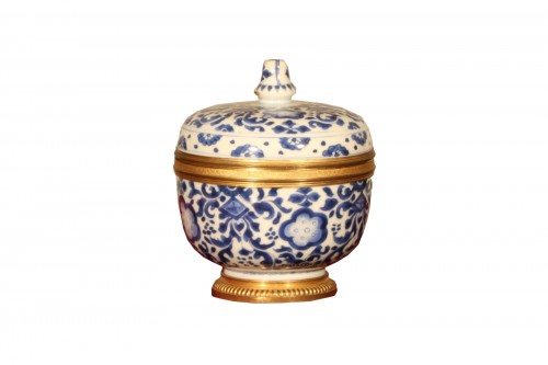 Pot couvert en porcelaine bleue et blanche montée d'époque Régence