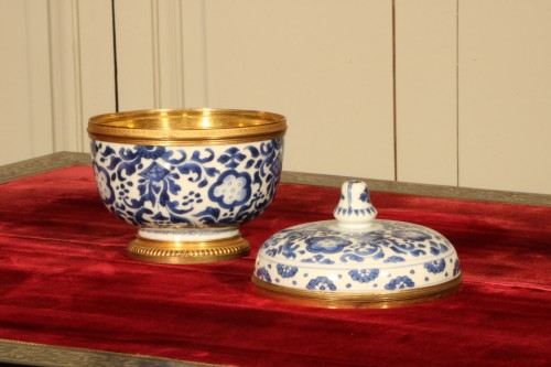 Pot couvert en porcelaine bleue et blanche montée d'époque Régence - Céramiques, Porcelaines Style Régence
