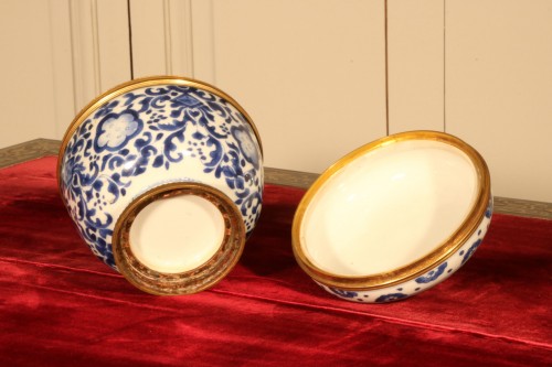 Céramiques, Porcelaines  - Pot couvert en porcelaine bleue et blanche montée d'époque Régence