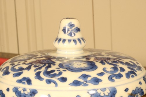 Pot couvert en porcelaine bleue et blanche montée d'époque Régence - Galerie Pellat de Villedon