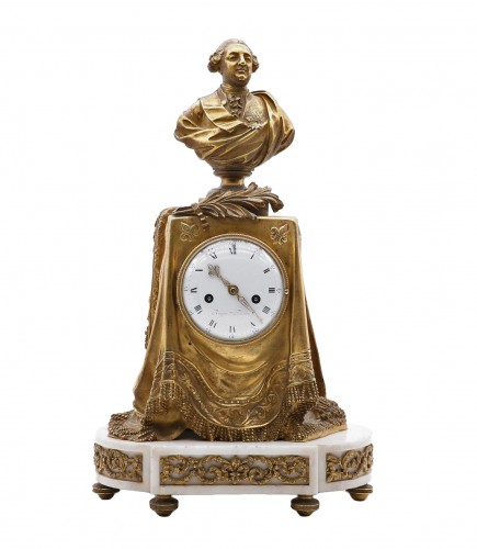 Clock in gilded bronze and chiseled with the "palm of memory"