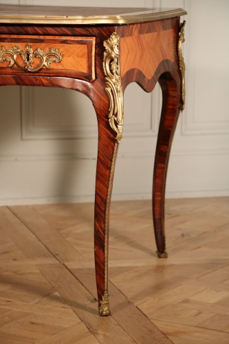 Bureau plat de forme mouvementée - Mobilier Style Louis XV