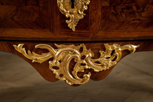 Mobilier Commode - Commode commandée par Louis XV pour le château de la Muette livrée par Joubert