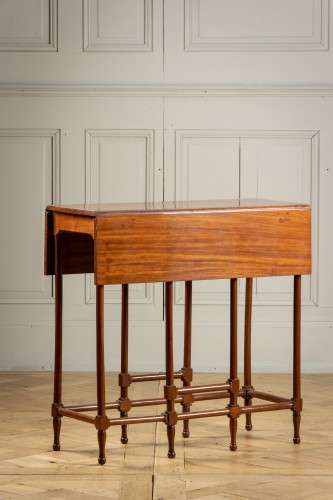 Table en acajou rectangulaire appelée « gate leg » - Mobilier Style Louis XVI