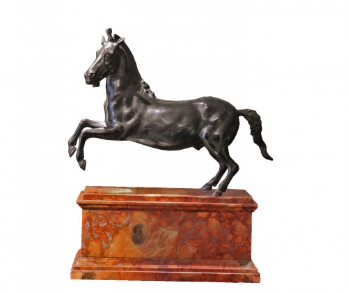 Important bronze d’un cheval cabré